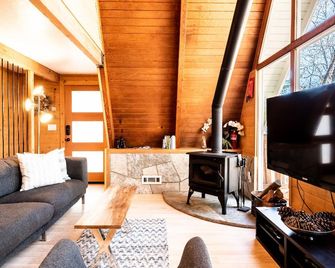 Iconic modernized A-frame Cabin in Lake Arrowhead /hot tub/ dog friendly - Lake Arrowhead - Living room