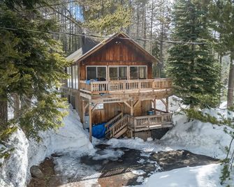 Rustic home with a wood stove, private dry sauna, & two decks with forest views - Lakeshore - Building