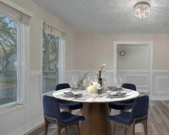 Private Home Awaits - Homewood - Comedor