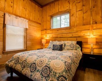 Abner's Pondside Retreat 'A' - Oneonta - Slaapkamer
