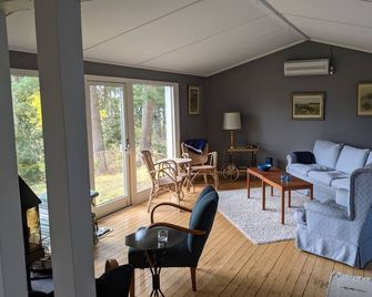 Cosy recreation houses with idyliskt views of the lake. - Strand - Vardagsrum