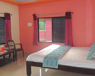Jungle Nest Homestay - Dandeli - Bedroom