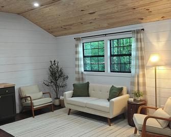 Cozy little cottage tucked back into the woods - Columbus - Living room