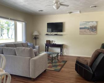 \'A Wave from it All\' unit 3, Apartment on the Lake - Geneva - Living room