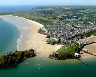 New Overlander Inn - Tenby - Building