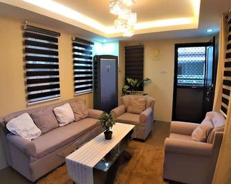 La Casa Felice - Angeles City - Wohnzimmer