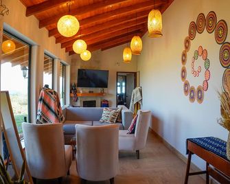 Charming 2-bedroom house in Cotacachi with WiFi access - Cotacachi - Sala de estar