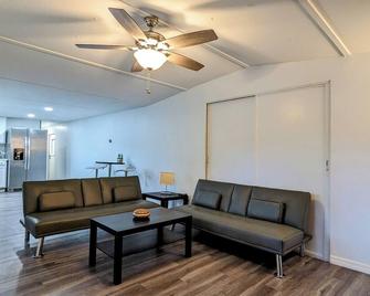 Cozy 1-bedroom house in charming Leesburg with WiFi, AC - Leesburg - Living room