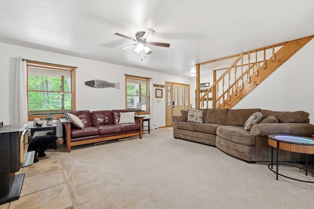 Wooded Retreat: 3 Bed/2 Bath, Hot Tub, A/C, Fire Pit, Ping Pong + Yard Games