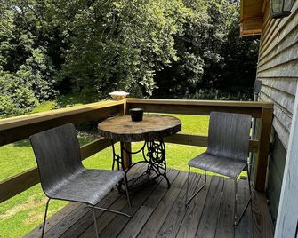 3-bedrooms, 2 bathrooms upstairs cabin in charming French Lick with AC - French Lick - Balcony