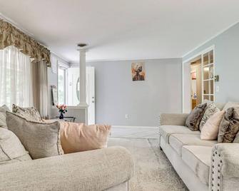 Family-Friendly Home with Grill 15 Mi to Baltimore! - Randallstown - Living room
