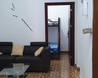 'Your Home 01' beside BCS Shopping Mall 6-10paxs . Lots of Amenities - Batam - Living room