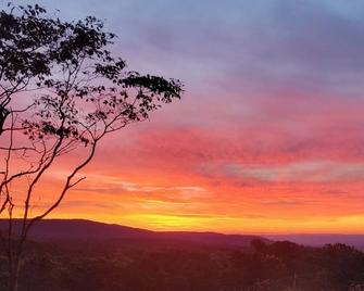 New Iron Mt. View Studio Cabin - Clarksville - Außenansicht