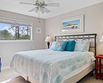 Steps to Pool and Beach Family Condo in Hilton Head - Hilton Head Island - Bedroom