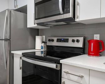 Private Basement Magnolia Retreat Family Friendly Suite near Seton and Lake - De Winton - Cuisine