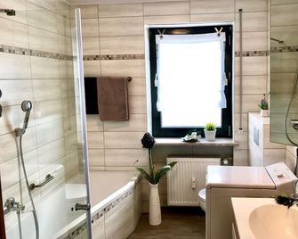 Holiday apartment with BBQ & garden - Steinwiesen - Baño