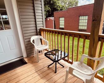 Comfort Suites up to 12 people - Orrville - Balcony