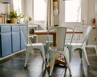 Cozy Country Guesthouse, 3-Acre Peaceful Retreat - Meadow Vista - Dining room