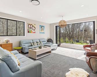 5 o'clock Somewhere - Masterton - Living room