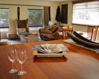 Turangi Trout Lodge - Turangi - Salon