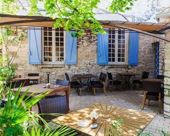 Auberge de Tavel - Saint-Laurent-des-Arbres - Innenhof