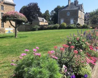Lovely Country Cottage In Its Own Peaceful Orchard With Stunning Views - Les Cresnays - Vista del exterior