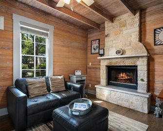 Bowie Cottage | Hot Tub | 2 Fireplaces - Fredericksburg - Sala de estar
