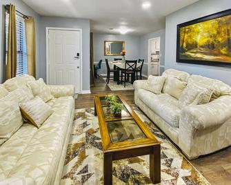 NEW! Luxe Cottage with Big Backyard 10 Mi to Augusta - Evans - Living room