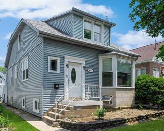 A terrific house for a large group. - Chicago - Building