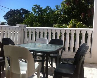 Upper Room Guest House - Francistown - Balcony