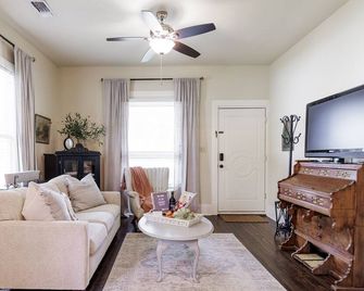 The Church House️️️️️ 3 Bd 2 B 20 min to Round Top - Brenham - Wohnzimmer