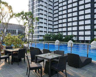 Nice and Homey Studio at West Vista Apartment By Travelio - Jakarta - Pool