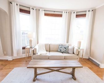 The Stallis Palace: Large 3br House - West Allis - Living room