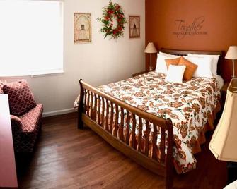 COZY condo located on Mill St. in downtown historic Grass Valley. - Grass Valley - Bedroom