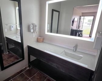 Country Nights Inn - West Union - Baño