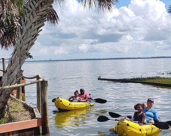 NASA KSC Guest House 3bds 2bths+kayaks+ rocket launches+beaches+Cape Canaveral - Christmas - Pool