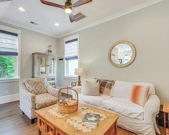 Mount Pleasant Vacation Rental about 2 Mi to the Beach - Charleston - Pokój dzienny