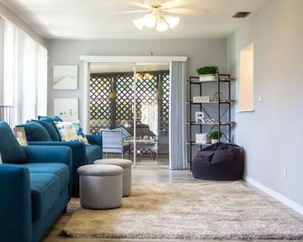 DOG friendly pool home close to the BEACH! - Oldsmar - Living room