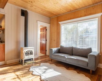 Shasta View Lodge - Cabin 6 - McCloud - Living room