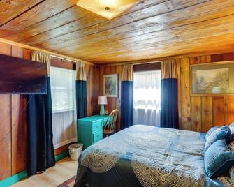 Dunsmuir Apartment about 17 Mi to Mt Shasta Ski Park! - Dunsmuir - Bedroom