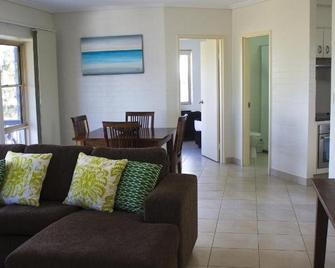 Bargara Shoreline Apartments - Bargara - Living room