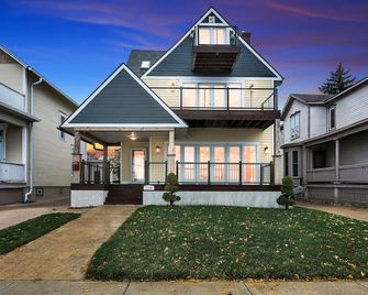 Beautiful home with amazing Lake Michigan views - Racine - Building