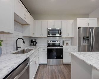 Classic Country - Mins to Broadway - Rooftop Deck - Nashville - Kitchen