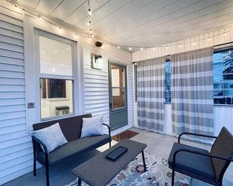 Century Home; The Carol - Pottsville - Balkon
