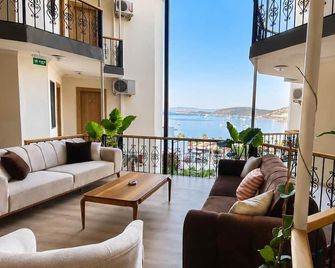 Deniz 61 Otel - גומושלוק - מרפסת