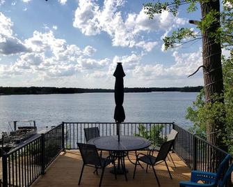 Brand New Cabin On Water's Edge On Upper Turtle Lake ,wisconsin - Turtle Lake - Balcony