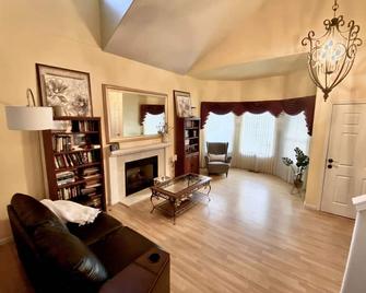 4 Gsts House Near Intel, Nike, Sea Side, Mall, Pcc - Hillsboro - Living room