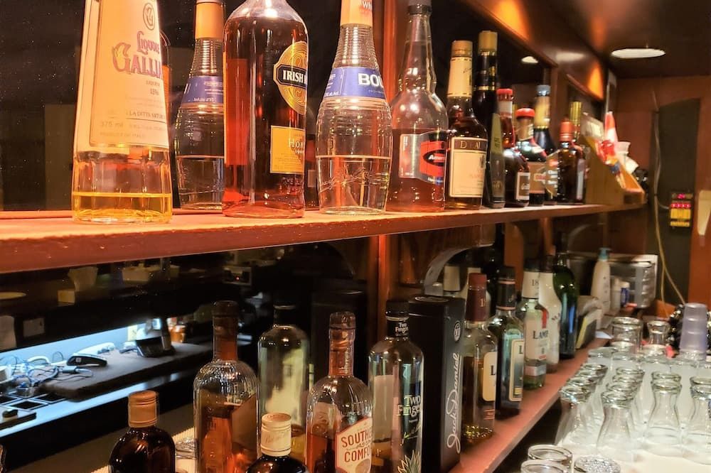 Super 8 by Wyndham Spruce Grove - Spruce Grove - Bar
