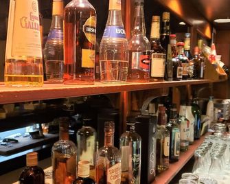 Super 8 by Wyndham Spruce Grove - Spruce Grove - Bar