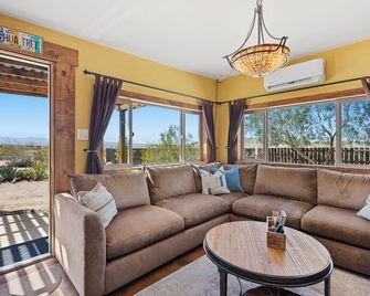 Desert Getaway Sleeps 6 10 Private Acre Directv/Wifi Airconditioning - Joshua Tree - Living room